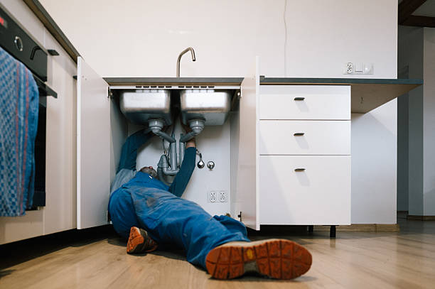 Professional Emergency Plumber technician working in Eunice, MO